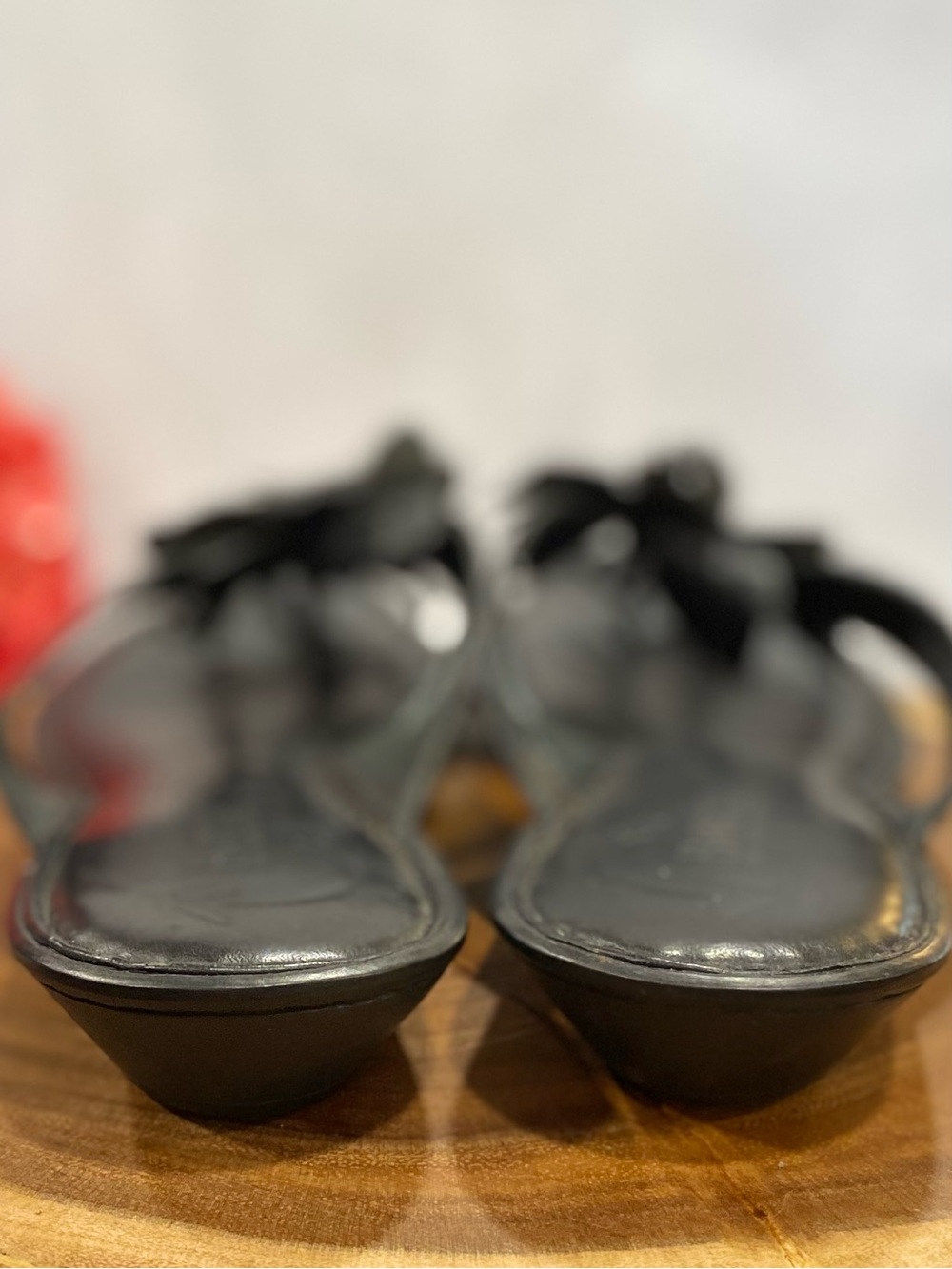 Born Women’s Gidget/Gidgett Black Leather Flower Flip Flop Sandals Size 11/43 - Picture 8 of 11